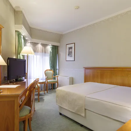 Hotel Downtown - Location In The Heart Of 4*