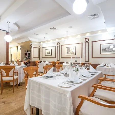 Отель Downtown - Location In The Heart Of
