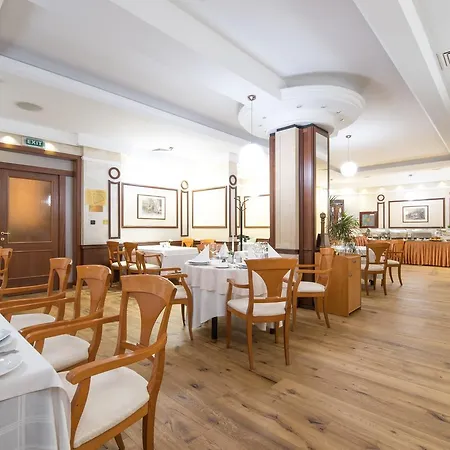 Hotel Downtown - Location In The Heart Of 4*