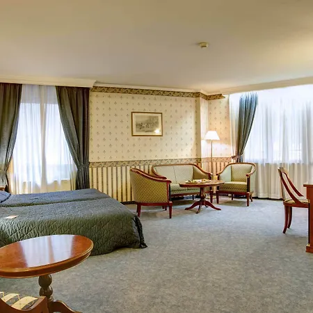 Hotel Downtown - Location In The Heart Of 4*